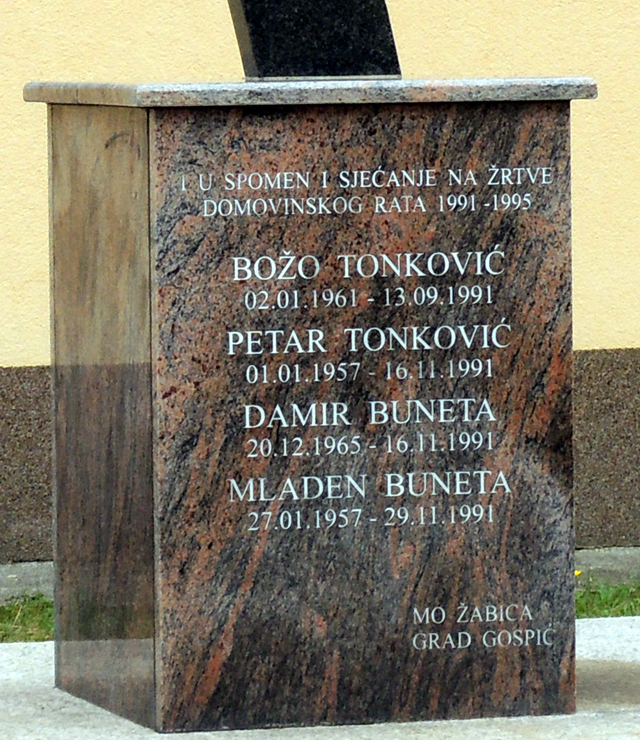 Detalj spomenika poginulim nogometašima ispred Čitaone u Žabici                                                                                                                                                                                           